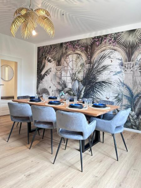 Cruwzo - Modern Centrally Located Apartment with Parking